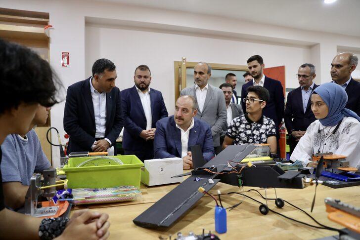 Sanayi ve Teknoloji Bakanı Varank'tan Arnavutköy Bilişim Akademisine ziyaret G5