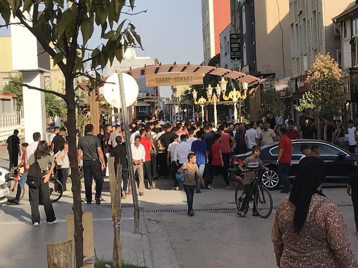 19 yaşındaki kızı taciz etti, kent savaş alanına döndü! Sandalyeler havada uçuştu, polis güçlükle müdahale edebildi G2