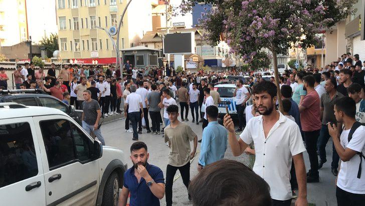 19 yaşındaki kızı taciz etti, kent savaş alanına döndü! Sandalyeler havada uçuştu, polis güçlükle müdahale edebildi G5