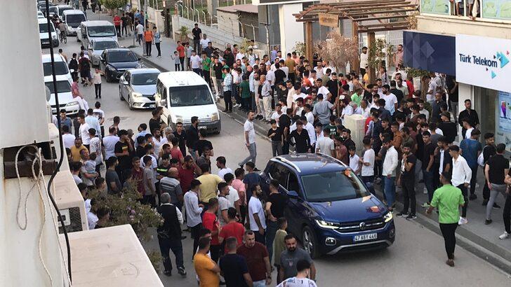 19 yaşındaki kızı taciz etti, kent savaş alanına döndü! Sandalyeler havada uçuştu, polis güçlükle müdahale edebildi G1