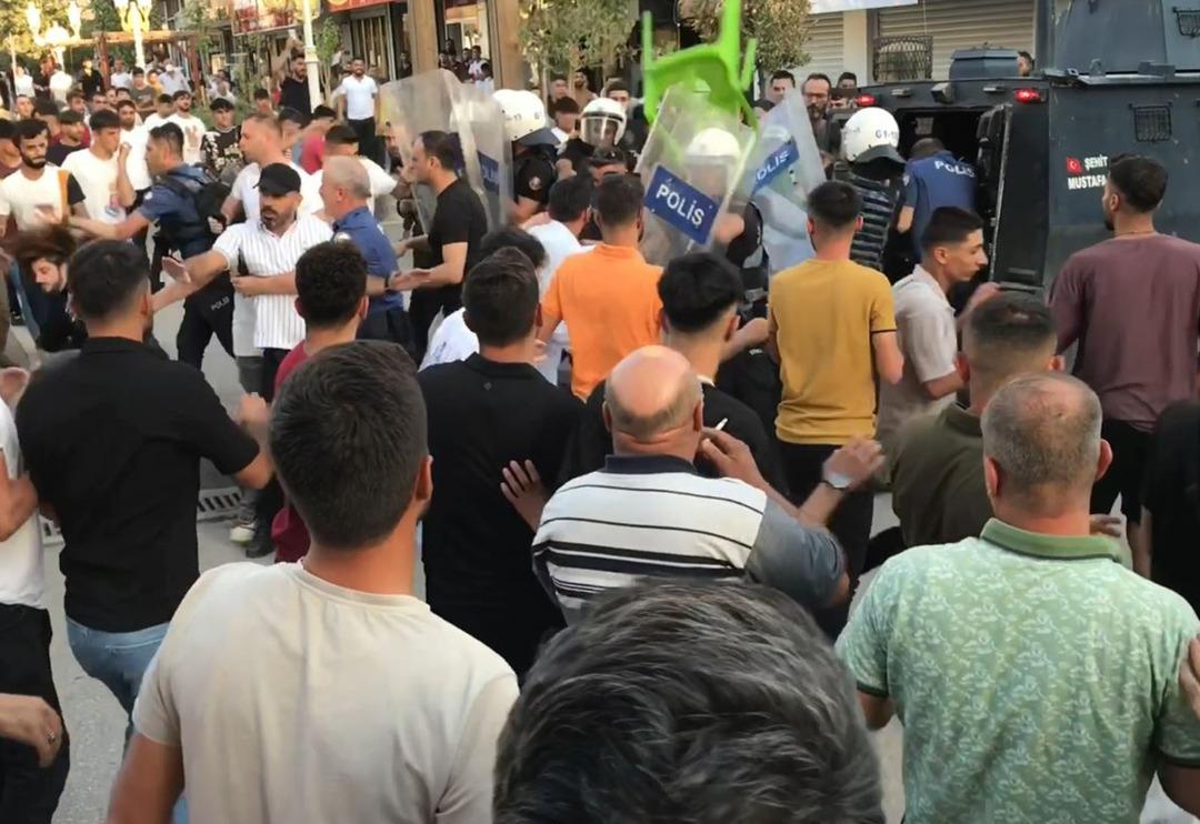 19 yaşındaki kızı taciz etti, kent savaş alanına d&ouml;nd&uuml;! Sandalyeler havada u&ccedil;uştu, polis g&uuml;&ccedil;l&uuml;kle m&uuml;dahale edebildi