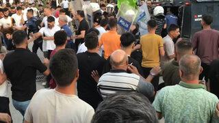 19 yaşındaki kızı taciz etti, kent savaş alanına döndü! Sandalyeler havada uçuştu, polis güçlükle müdahale edebildi