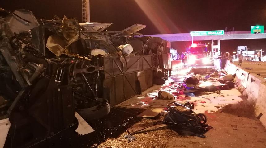 Yolcu otobüsü gişelere çarptı! Çok sayıda ekip olay yerine sevk edildi: 3'ü ağır 40 yaralı