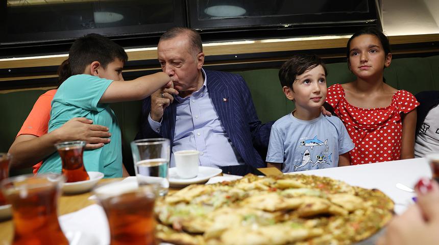 Erdoğan'dan sürpriz ziyaret! Çay içip, sohbet etti