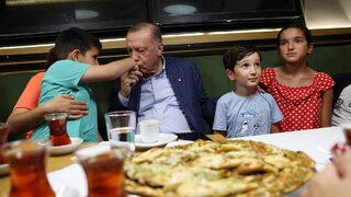Erdoğan'dan sürpriz ziyaret! Çay içip, sohbet etti