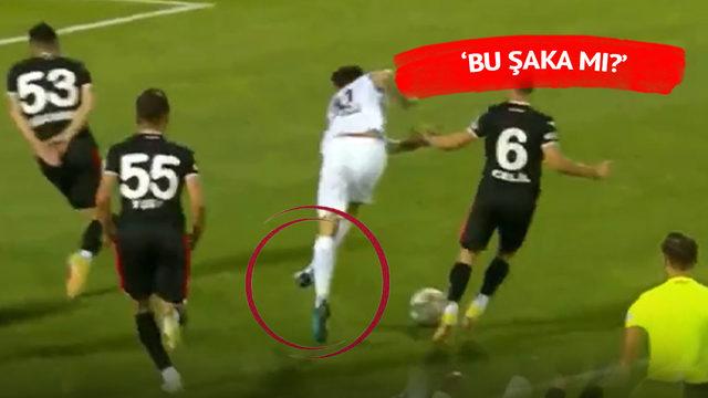 İzleyenler inanamadı! Erzurumspor Samsunspor maçında ilginç an... Bu pozisyon şaka mı?