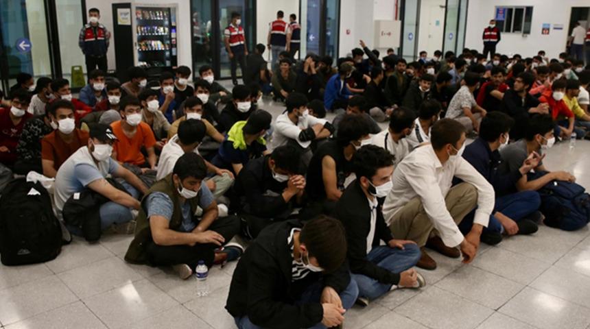 T&uuml;rkiye'de yılbaşından bu yana 73 bin 836 d&uuml;zensiz g&ouml;&ccedil;men sınır dışı edildi