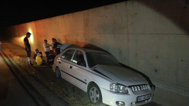 Tokat'ta duvara çarpan otomobildeki 4 kişi yaralandı