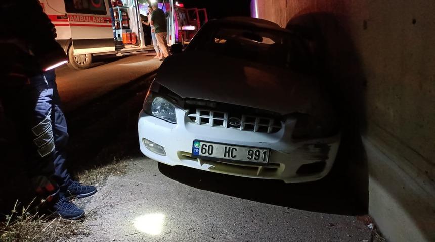 Tokat'ta duvara çarpan otomobildeki 4 kişi yaralandı