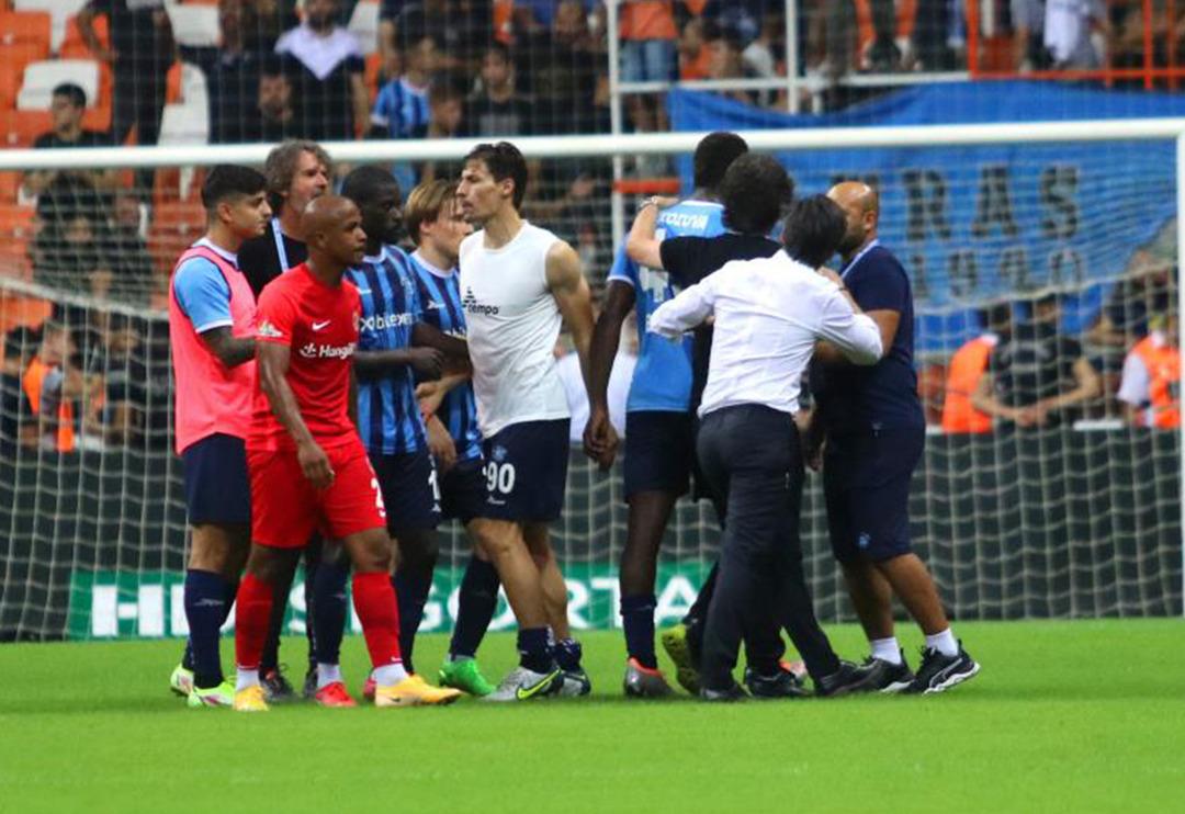 Adana Demirspor karıştı! Balotelli ve Teknik Direkt&ouml;r Montella ma&ccedil; sonu tartıştı