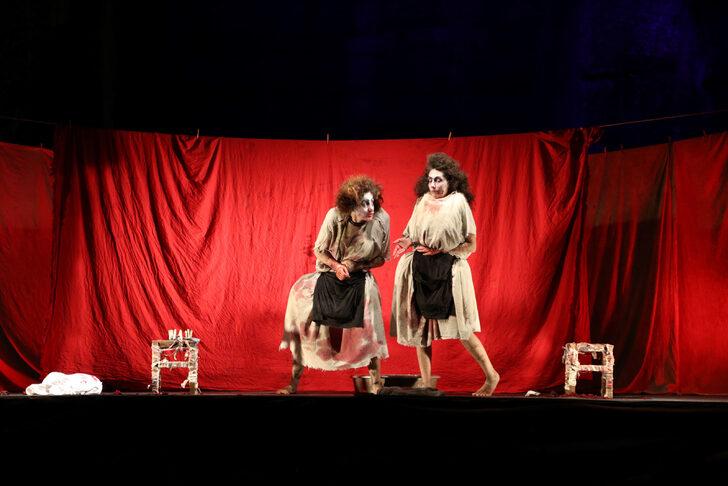 19. Uluslararası Gümüşlük Müzik Festivali'nde "Şatonun Altında" tiyatro oyunu sahnelendi G2