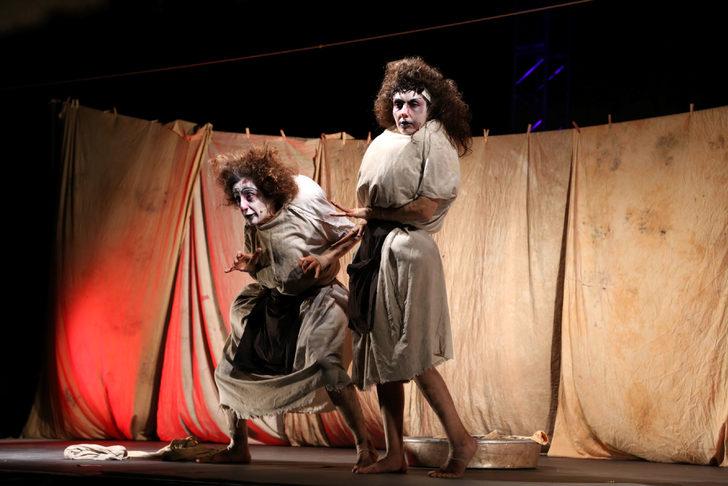 19. Uluslararası Gümüşlük Müzik Festivali'nde "Şatonun Altında" tiyatro oyunu sahnelendi G4