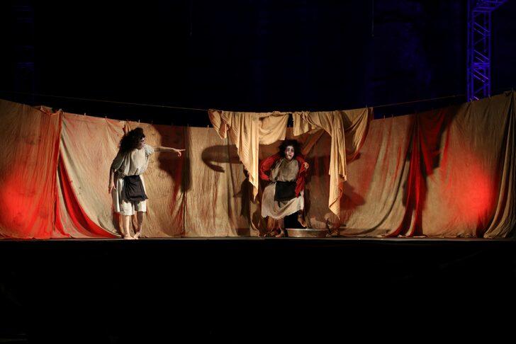 19. Uluslararası Gümüşlük Müzik Festivali'nde "Şatonun Altında" tiyatro oyunu sahnelendi G5