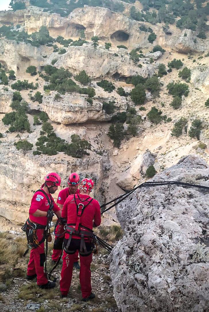 Mersin'de hayvanlarını otlattığı kayalıkta mahsur kalan çoban kurtarıldı G2