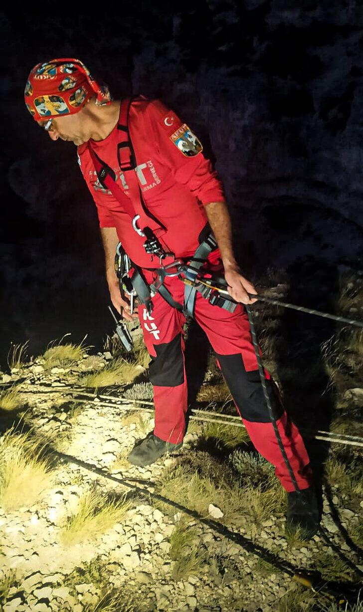 Mersin'de hayvanlarını otlattığı kayalıkta mahsur kalan çoban kurtarıldı G3