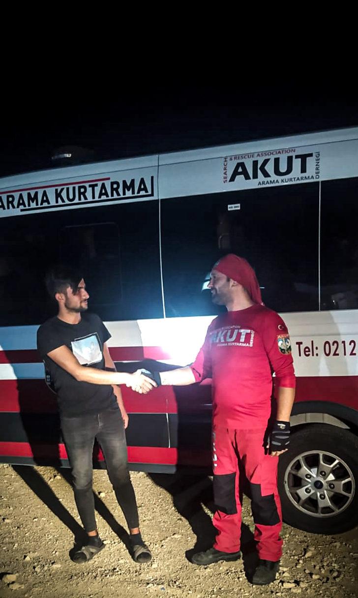 Mersin'de hayvanlarını otlattığı kayalıkta mahsur kalan çoban kurtarıldı G4