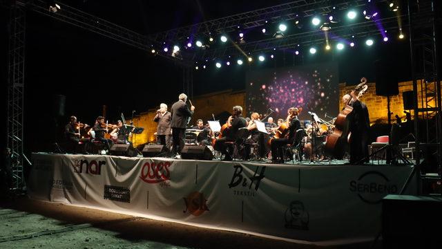 Cendere Köprüsü'nde İzmir Devlet Senfoni Orkestrası ile Kahtalı Mıçe sahne aldı