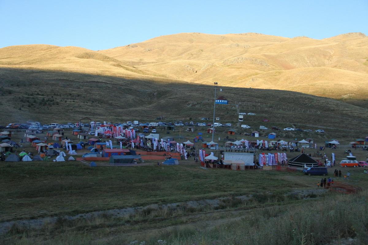 Erciyes Motosiklet Festivali'nde akrobasi g&ouml;sterisi d&uuml;zenlendi