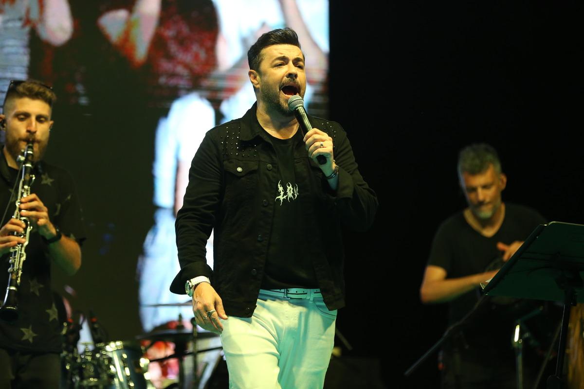 Şarkıcı Burak Kut Sakarya'da konser verdi