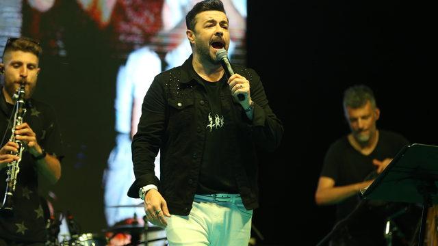 Şarkıcı Burak Kut Sakarya'da konser verdi