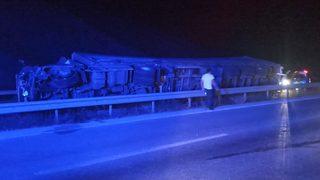 Çorum'da devrilen tırdaki iki kişi yaralandı