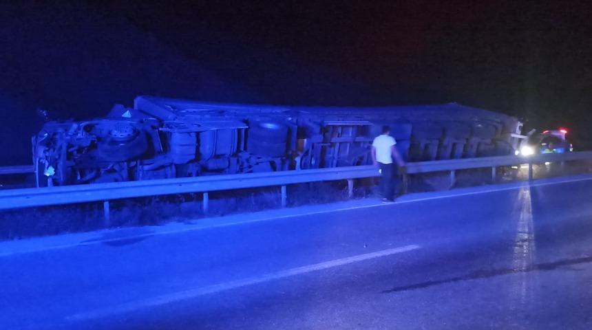 Çorum'da devrilen tırdaki iki kişi yaralandı