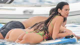 Dua Lipa renkli bikinisiyle denizde! Herkesin gözdesi oldu