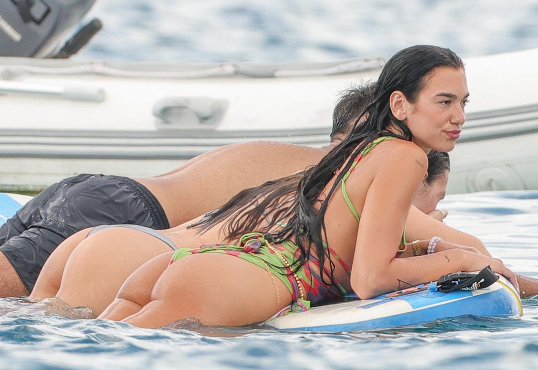 Dua Lipa renkli bikinisiyle denizde! Herkesin g&ouml;zdesi oldu