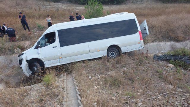 GÜNCELLEME - Bilecik'te su kanalına giren minibüsteki 13 kişi yaralandı