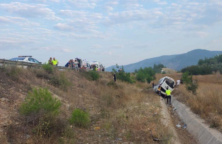 GÜNCELLEME - Bilecik'te su kanalına giren minibüsteki 13 kişi yaralandı G3