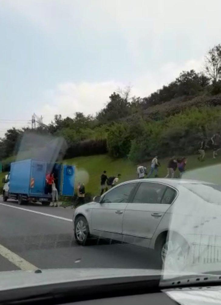 TEM'de arıza yaptı, gerisini kimse beklemiyordu! Kamyonetin kasasından fırlayıp koşarak kaçtılar G3