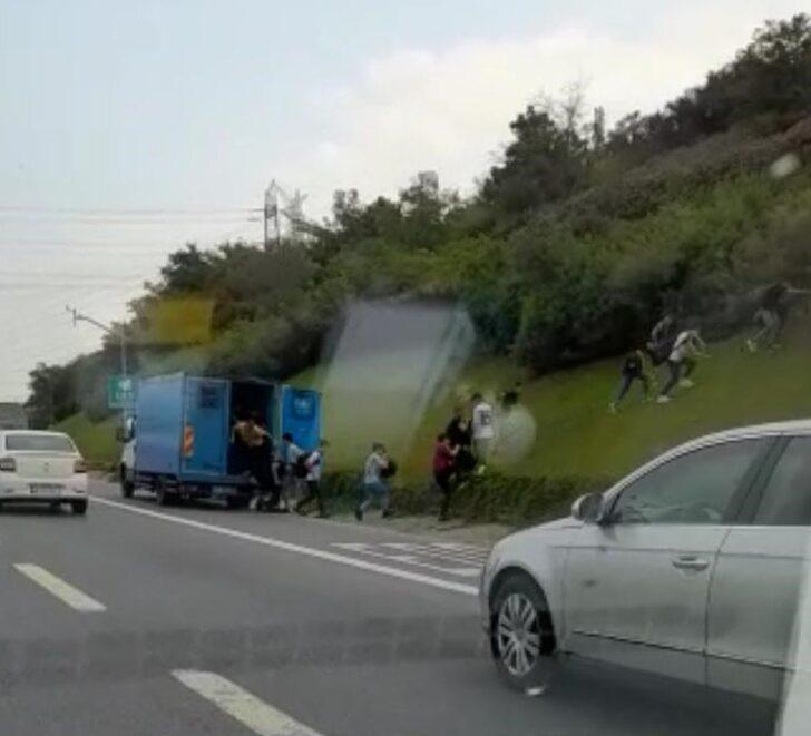 TEM'de arıza yaptı, gerisini kimse beklemiyordu! Kamyonetin kasasından fırlayıp koşarak kaçtılar G1