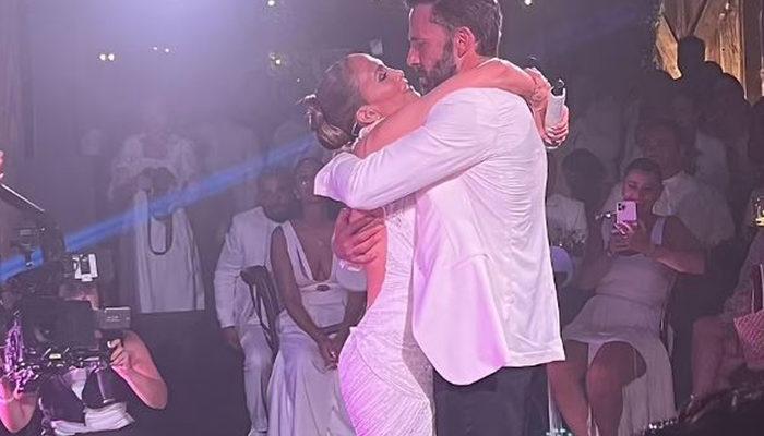 Jennifer Lopez düğünde Ben Affleck'i karşısına oturtup dans etti! Bomba anlar sosyal medyayı salladı