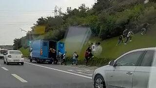 TEM'de arıza yaptı, gerisini kimse beklemiyordu! Kamyonetin kasasından fırlayıp koşarak kaçtılar