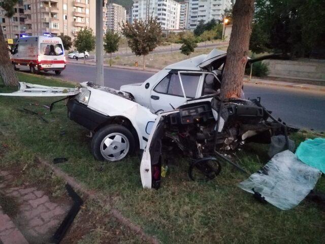 Kahramanmaraş'ta ağaca çarpan otomobilin sürücüsü öldü