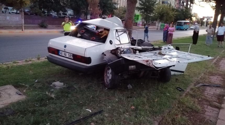 Kahramanmaraş'ta ağaca çarpan otomobilin sürücüsü öldü