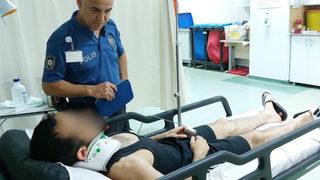 Banyoda duş hortumuyla kendini astı, eşi kurtardı