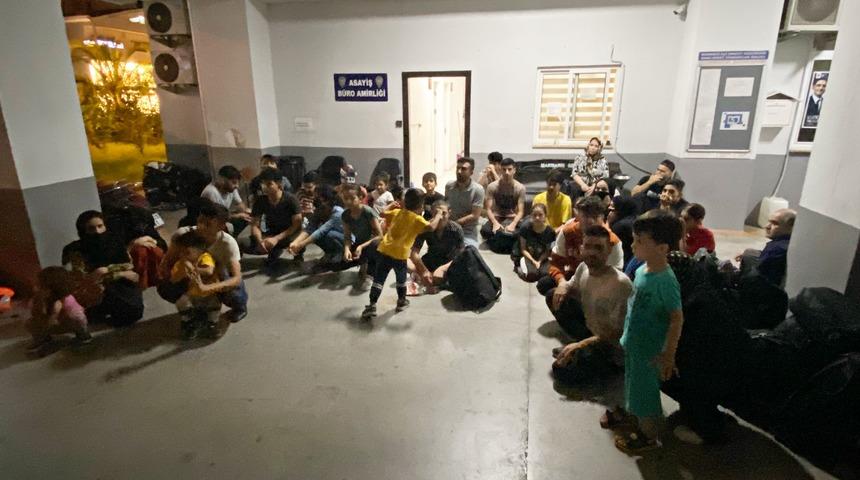 Marmaris'te kamyondan indirilen 67 düzensiz göçmen yakalandı