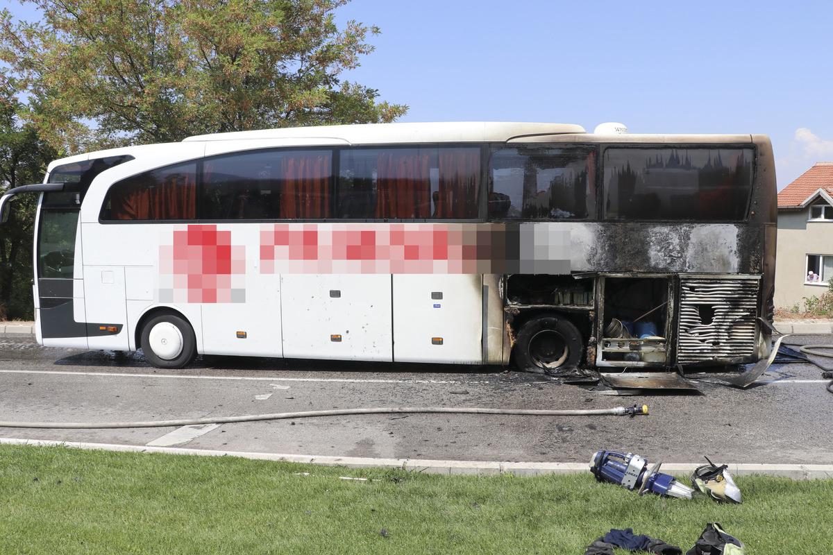 Denizli'de seyir halindeki yolcu otob&uuml;s&uuml;nde yangın &ccedil;ıktı