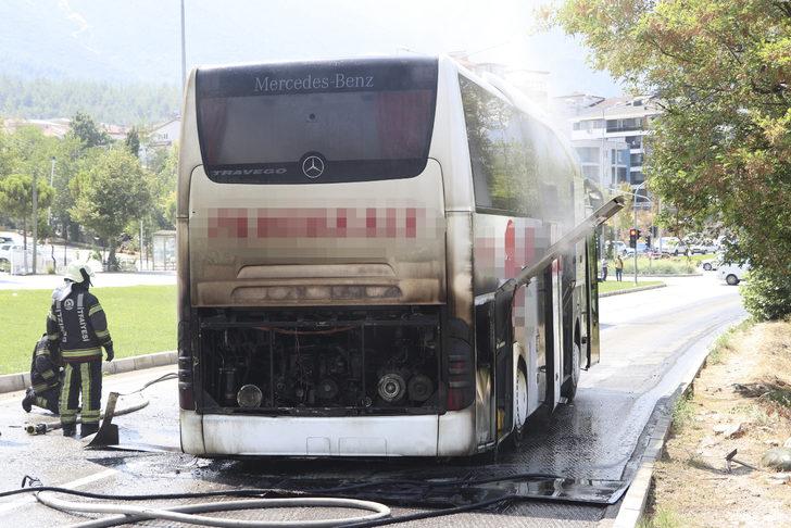 Denizli'de seyir halindeki yolcu otobüsünde yangın çıktı G3