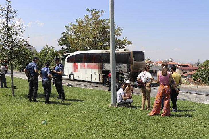 Denizli'de seyir halindeki yolcu otobüsünde yangın çıktı G5