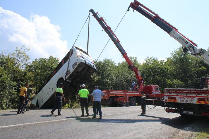 GÜNCELLEME 3 - Bursa'da tur otobüsünün yoldan çıktığı kazada 5 kişi öldü, 38 kişi yaralandı G3