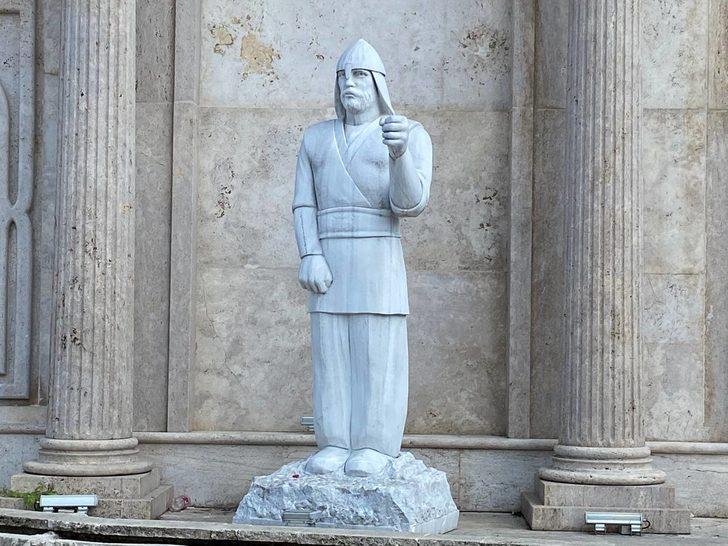 Düzce'de asker heykelinin kaybolan mızrağının bulunması için çalışma başlatıldı G3