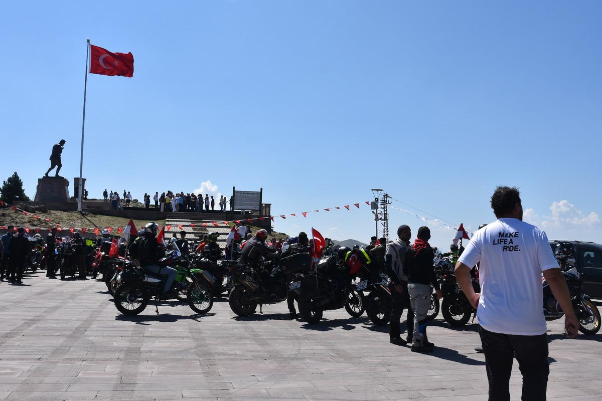 Motosikletliler B&uuml;y&uuml;k Taarruz'un yıl d&ouml;n&uuml;m&uuml; etkinliği i&ccedil;in Kocatepe'den yola &ccedil;ıktı