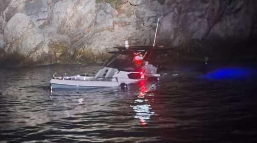 Marmaris'te kayalıklara çarpması sonucu su alan teknedeki 4 kişi ekiplerce kurtarıldı