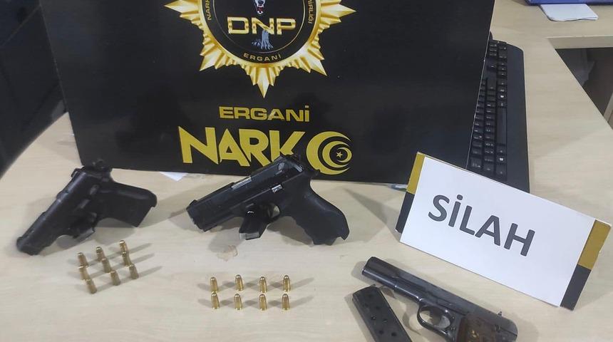 Diyarbakır'da bahçesinde 120 kök Hint keneviri ele geçirilen zanlı tutuklandı