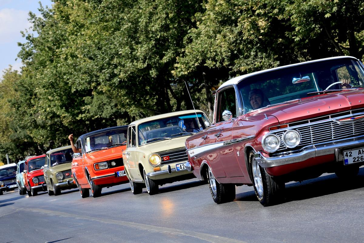 Konya'da klasik otomobil tutkunlarından "30 Ağustos"a &ouml;zel konvoy