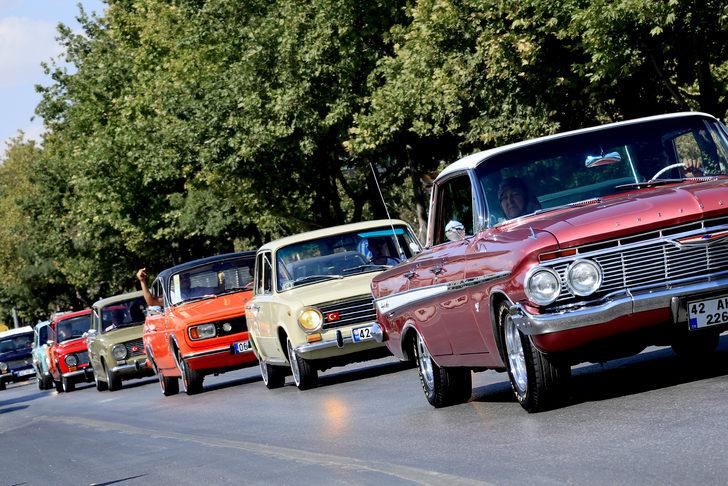 Konya'da klasik otomobil tutkunlarından "30 Ağustos"a özel konvoy G1