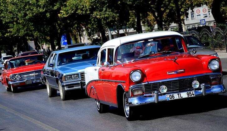 Konya'da klasik otomobil tutkunlarından "30 Ağustos"a özel konvoy G2