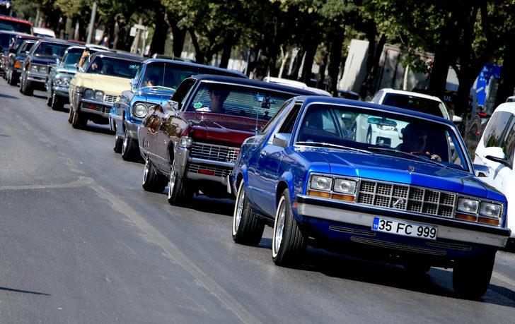 Konya'da klasik otomobil tutkunlarından "30 Ağustos"a özel konvoy G3